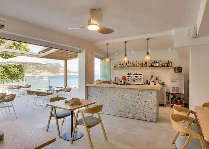 Alboro Seaside Suites